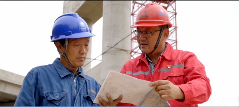 刘成才与技术员沟通_meitu_1.jpg 刘成才与技术员沟通_meitu_1.jpg