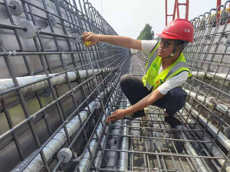 图为:王勇正在检测箱梁钢筋笼各项指标_meitu_2.jpg 图为:王勇正在检测箱梁钢筋笼各项指标_meitu_2.jpg
