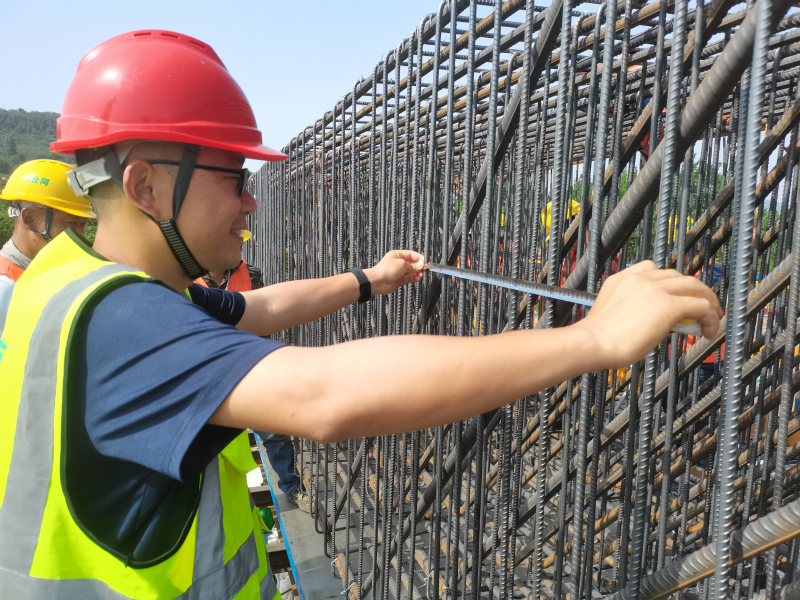 图为:王云彬正在检查钢筋间距_meitu_1.jpg 图为:王云彬正在检查钢筋间距_meitu_1.jpg